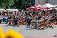 (FOTO) Brezplačno kosilo in torta za vse: Praznični dan na Titovem trgu združil občanke in občane